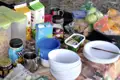 Frühstücksvorbereitungen mit Milch, Saft, Obst, Brot und Butter.