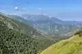 Ausblick auf die bewaldeten Hänge und Bergketten.