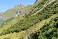 Wanderer auf einem Bergpfad in den Bergen.