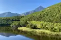 Idyllischer Bergsee mit Blick auf einen majestätischen Gipfel.