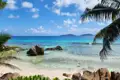 Türkisfarbenes Wasser, weiße Sandstrände und Granitfelsen – ein typischer Strand auf den Seychellen.