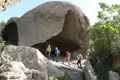 Wanderer erkunden einen großen Felsvorhang auf ihrer Wanderung.