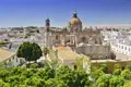 Die Kathedrale von Jerez de la Frontera in Andalusien, umgeben von einem Park und der städtischen Umgebung unter wolkenfreiem Himmel