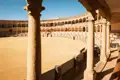 Stierkampfarena von Ronda mit Sandplatz und Sitzreihen über zwei Geschosse