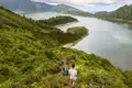 Bei der Reise auf den Azoren wandern wir mit Panoramablick auf den Kratersee Lagoa do Fogo umgeben von Bergen.