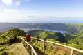 Bei der Reise auf den Azoren wandern wir, mit atemberaubenden Panoramablicke auf Meer und Berge, auf der Insel Sao Miguel.