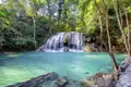 Bei unserer Reise wandern wir durch smaragdgrünen Dschungel, teils auf Holzplanken oder auch mal durchs Wasser, zu einem siebenstufigen Wasserfall. Kristallklar strömen die Kaskaden an glatten Felsen herab und bilden azurblaue Pools, die zum Baden einladen.