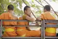 Das Licht ist noch milchig, wenn die Mönche ihre Runde drehen und die Gaben der Gläubigen entgegennehmen. Ein uraltes Ritual. Auf Ihrer Reise durch Thailand lauschen wir der Segnungszeremonie und dem abendlichen Mönchsgesang.
