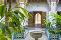 Diese CityLights-Städtereise mit Studiosus nach Marrakesch in Marokko ist wie Eintauchen in 1001 Nacht. Ein Höhepunkt des Stadtrundgangs in Marrakesch: die kunstvoll ausgestalteten Innenhöfe im Bahia-Palast.