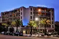 Während unserer Städtereise nach Marrakesch wohnen wir im Novotel Hivernage, inmitten des modernen, von zahlreichen Grünanlagen, Restaurants und Bars geprägten Hivernage-Viertels. Von hier aus erreichen Sie die Medina (Altstadt) nach einem kurzen Spaziergang.