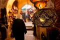 Auf Ihrer Städtereise nach Marrakesch entführt Sie Ihre Studiosus-Reiseleitung immer wieder in die farbenfrohen Souks, die Marktviertel der Altstädte. In dem Gassenlabyrinth warten hinter jeder Ecke neue Entdeckungen. Ein Fest für alle Sinne!