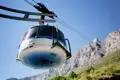 Eine Rundreise durch Südafrika bietet Tag für Tag unvergessliche Eindrücke, etwa einen Ausflug mit der Seilbahn auf den Tafelberg hoch über Kapstadt.