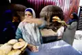 Auf unserer Kreuzfahrt-Studienreise durch Ägypten lernen wir auf Landausflügen traditionelles Handwerk kennen und kosten von Hand gebackenes Brot.