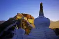 Diese Reise durch Tibet führt nach Lhasa mit dem Potala-Palast, dem einstigen Wohnort des Dalai Lama. Die einzigartige Atmosphäre in seinem Inneren und die Ausblicke auf die tibetische Hauptstadt von oben beeindrucken.