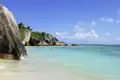 Wer möchte hier am Traumstrand von La Digue auf den Seychellen nicht in den Indischen Ozean springen? Auf der Rundreise von Studiosus zu den Inseln im Indischen Ozean haben Sie dazu Gelegenheit.
