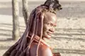 Während unserer Studiosus-Rundreise durch Namibia lernen wir vieles über die verschiedenen Völker des Landes. Die Himba sind ein altes Halbnomadenvolk und bekannt für ihren schönen Ockerfarbton und ihre Haarpracht.