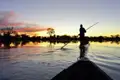 Wenn der Wasserstand es zulässt, sind wir während unserer Studiosus-Reise durch Botswana mit unseren einheimischen Bootsführern in einem Mokoro auf dem Okavango unterwegs.