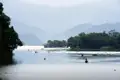 Auf unserer Studienreise Nepal am Thron der Götter unternehmen Sie eine Bootsfahrt auf dem Phewasee in Pokhara