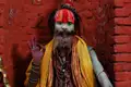 Auch Sadhus, Babas, Rishis - heilige Männer Nepals - begegnen uns auf unserer Studienreise Nepal - am Thron der Götter  im Kathmandutal. Bunte Gewänder, Halsketten und Asche im Gesicht, die Haare zu Dreadlocks verflochten, so ist ihr typisches Erscheinungsbild.