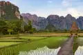 Reisfelder, Karstfelsen und Tropfsteinhöhlen - das ist Vang Vieng. Die Tham-Chang-Höhle schauen wir uns auf unserer Studienreise durch Laos genauer an.