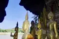 Es geht weiter auf dem Mekong: Unser Boot hält an den Höhlen von Pak Ou, wo unzählige Buddhas in allen Farben und Größen von der tiefen Gläubigkeit der Laoten zeugen.