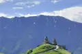 Die Gergeti-Dreifaltigkeitskirche in Georgien liegt wie ein verlorenes Bauklötzchen am Fuße der gewaltigen Gletschermassive.