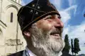 Auf unserer Studienreise durch Georgien begegnen wir bärtigen Männern mit typisch georgischen Kopfbedeckungen, die kunstvoll bestickt sind.