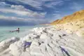 Auf Ihrere Rundreise durch Jordanien halten wir am Toten Meer und überzeugen uns beim Schweben durchs Wasser vom hohen Salzgehalt.