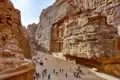 Kaum ein Sonnenstrahl dringt zu uns, wenn wir zwischen Felswänden durch den schmalen Sik gehen. Diese Schlucht ist der Zugang zur Nabatäerstadt Petra. Nach zwei Kilometern zwischen engen Canyonwänden taucht das gigantische Schatzhaus des Pharao vor uns auf. Das erwartet Sie auf unserer Rundreise durch Jordanien.