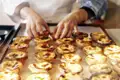 Bei der Rundreise durch Portugal bekommen wir eine Kostprobe des typisch-portugiesischen Gebäcks namens Pastel de Nata.