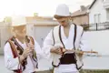 Zu wichtigen Anlässen tragen die Bewohner Albaniens immer noch ihre traditionelle Tracht.
