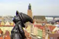Auf unserer Top-Preis-Reise nach Breslau (Wroclaw) lernen wir auch den ein oder anderen bronzenen Zwerg kennen.