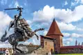 Bei Ihrer Reise durch das Baltikum machen Sie eine Stadtrundfahrt durch Tallinn: in der Oberstadt der Domberg mit Schloss, Alexander-Newski-Kathedrale sowie unzähligen Palästen, in denen einst die Ritter residierten; unten die engen Gassen der Altstadt, die fast komplett von einer Stadtmauer mit wehrhaften Türmen umschlossen werden.
