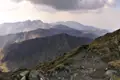 Panoramablick von einem Bergwanderweg auf die umliegenden Gipfel.