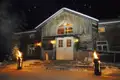 Holzhaus mit Fackeln im Schnee