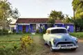 Kubanisches Straßenbild mit einem Oldtimer vor dem Mogote Cafe.