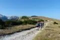 Wanderer auf einem Bergpfad in einer Berglandschaft.