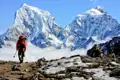 Wanderer in den verschneiten Bergen des Himalayas.