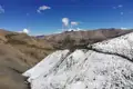 Wanderer auf einem schneebedeckten Bergpfad in den Bergen.