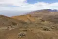 Wanderer auf einem Pfad in einer vulkanischen Landschaft.