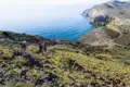 Wanderer auf einem Küstenpfad mit Blick auf das Meer.