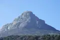 Historische Ruinen auf dem Berggipfel.