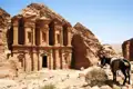 Das Ad Deir Kloster, ein in den Fels gehauenes Monument in Petra, Jordanien.