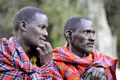 Zwei Massai Männer in traditioneller Kleidung, aufgenommen während einer Reise durch Kenia/Tansania.