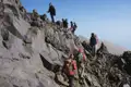 Wanderer auf einem felsigen Bergpfad.