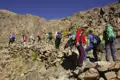 Wandergruppe auf einem steinigen Bergpfad.