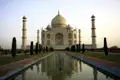 Das Taj Mahal, ein ikonisches Mausoleum aus weißem Marmor in Agra, Indien.
