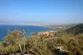 Ausblick auf die Küste und das Meer.