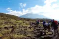 Wandergruppe auf einem Bergpfad.