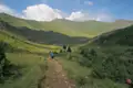 Wanderer auf einem Bergpfad in den Bergen.